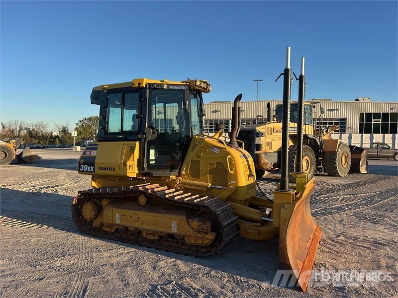 Komatsu D39EX-24 Crawler Dozer بلدوزرات مجنزرة