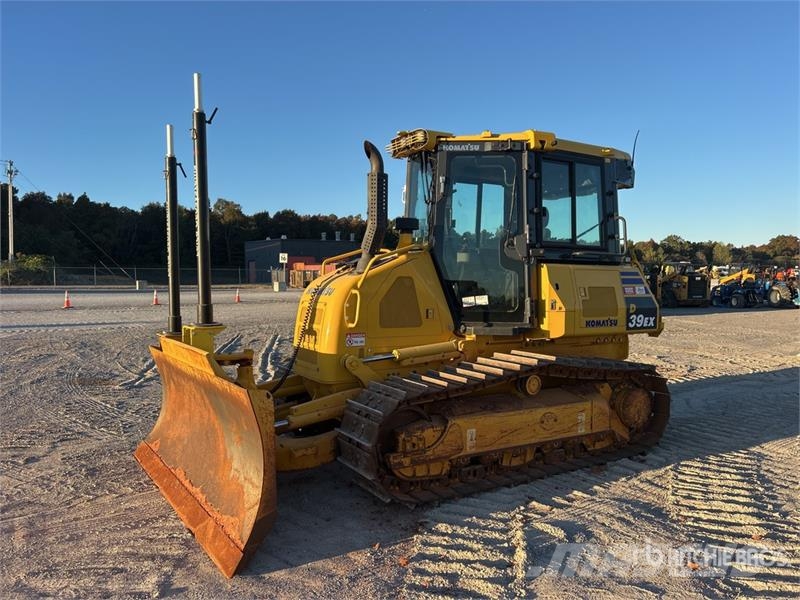 Komatsu D39EX-24 Crawler Dozer بلدوزرات مجنزرة