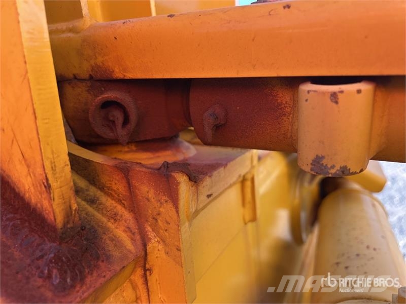 Komatsu D39EX-24 Crawler Dozer بلدوزرات مجنزرة