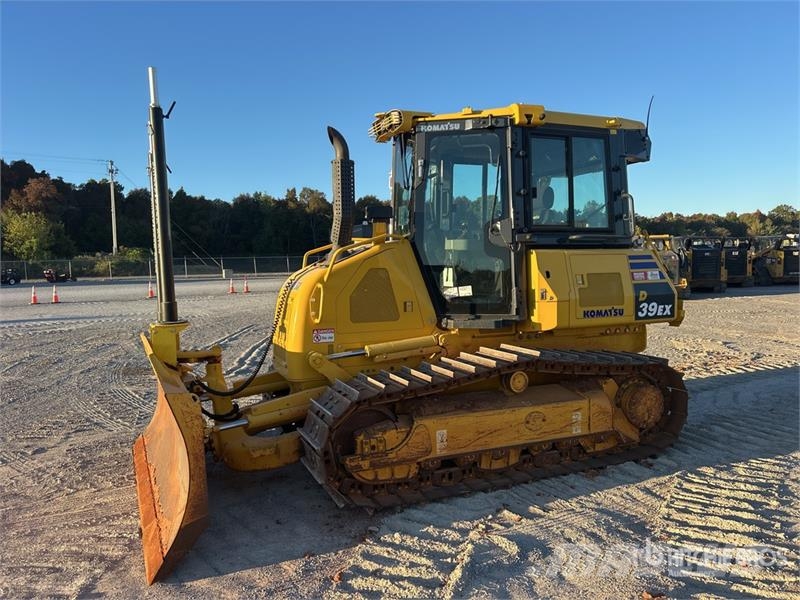 Komatsu D39EX-24 Crawler Dozer بلدوزرات مجنزرة