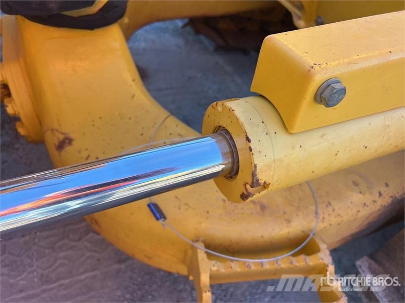 Komatsu D39EX-24 Crawler Dozer بلدوزرات مجنزرة