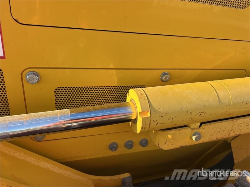 Komatsu D39EX-24 Crawler Dozer بلدوزرات مجنزرة