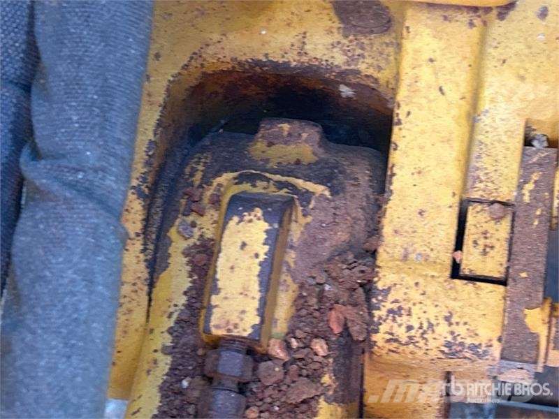 Komatsu D39EX-24 Crawler Dozer بلدوزرات مجنزرة