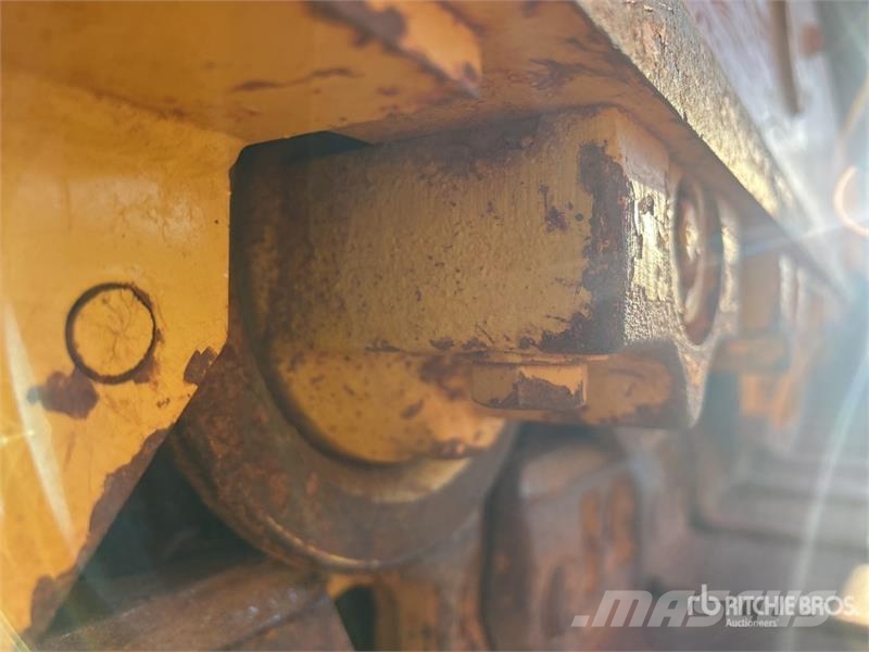Komatsu D39EX-24 Crawler Dozer بلدوزرات مجنزرة