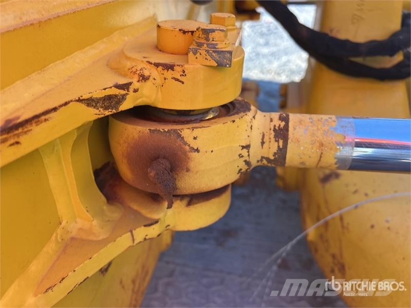 Komatsu D39EX-24 Crawler Dozer بلدوزرات مجنزرة
