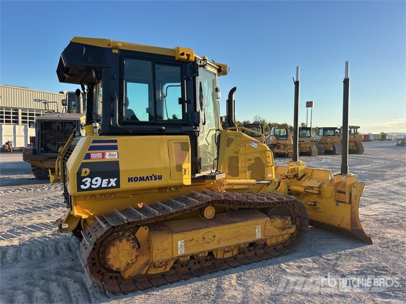 Komatsu D39EX-24 Crawler Dozer بلدوزرات مجنزرة