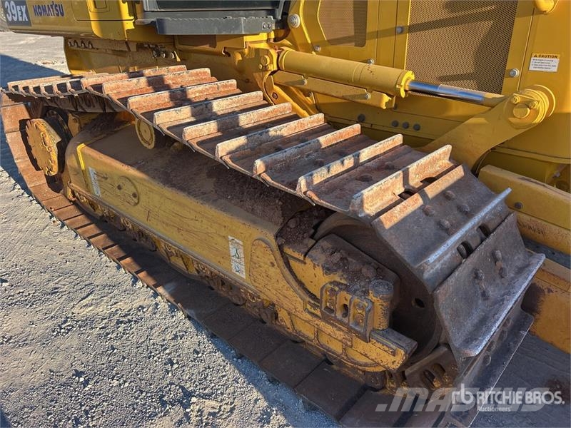 Komatsu D39EX-24 Crawler Dozer بلدوزرات مجنزرة