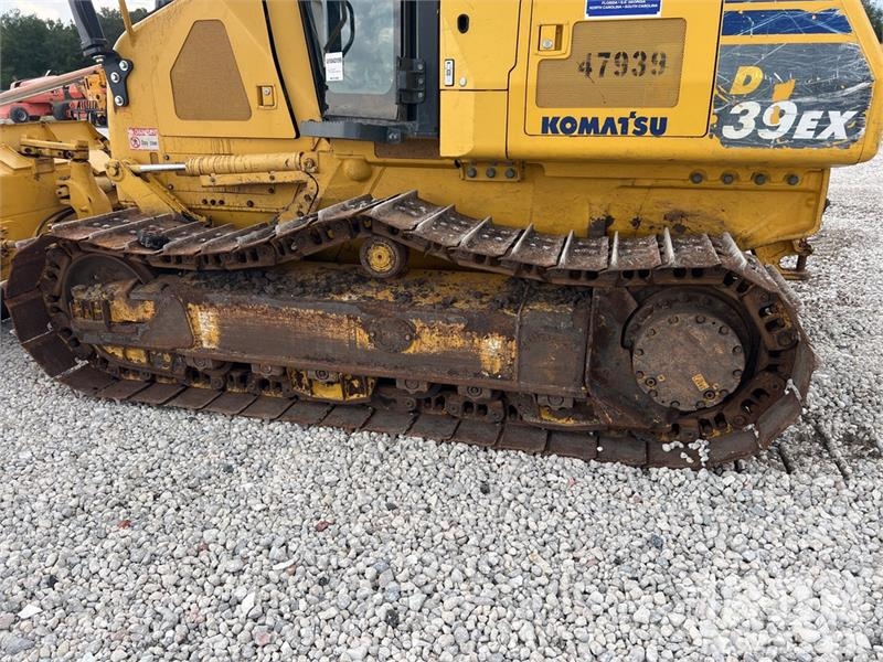 Komatsu D39PX-24 Crawler Dozer بلدوزرات مجنزرة