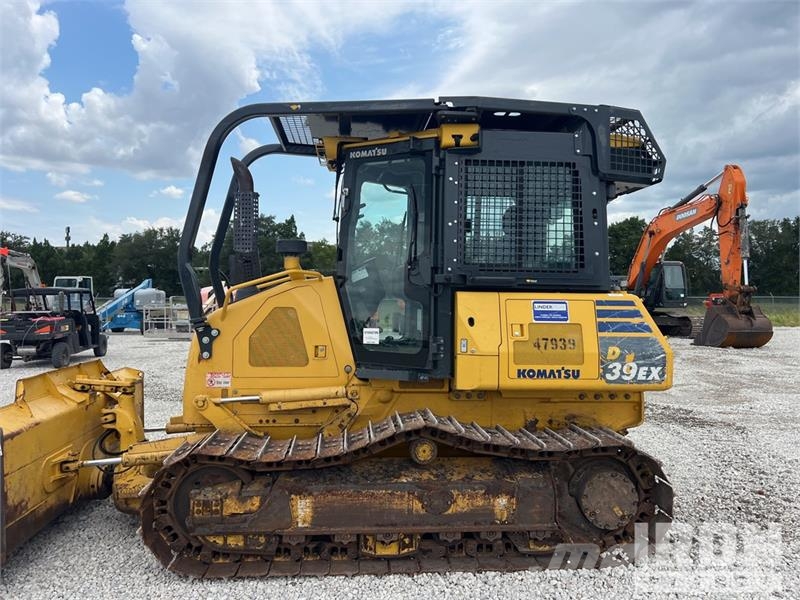 Komatsu D39PX-24 Crawler Dozer بلدوزرات مجنزرة
