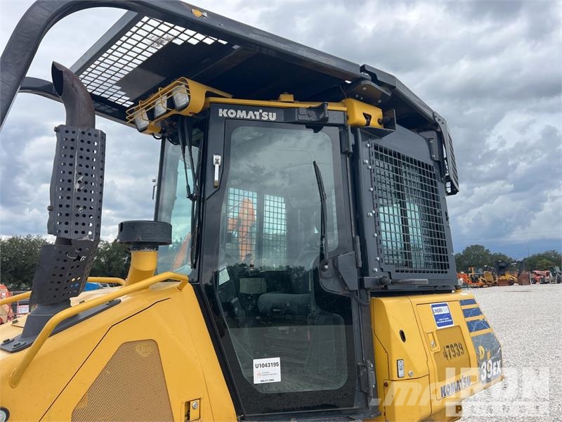Komatsu D39PX-24 Crawler Dozer بلدوزرات مجنزرة