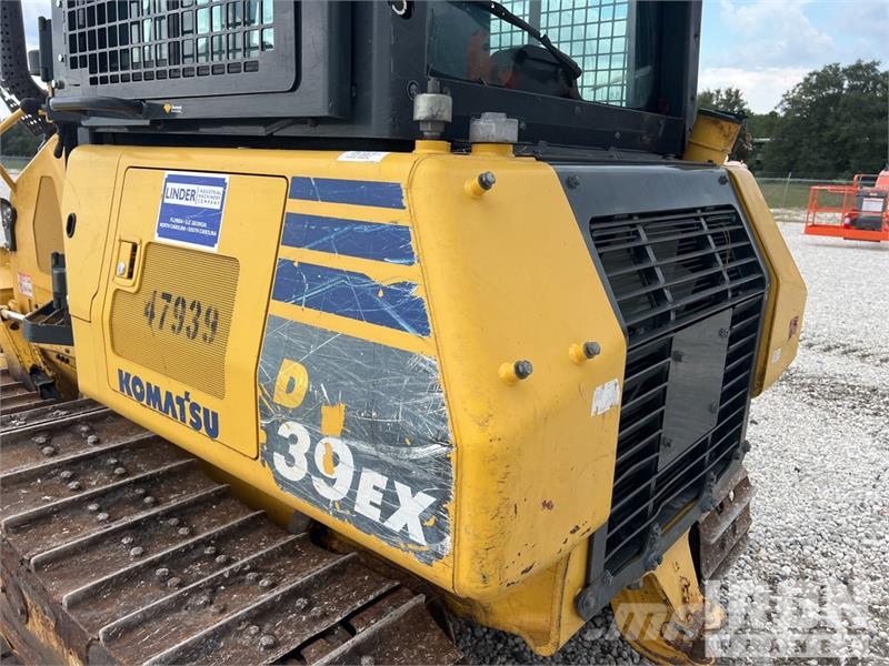 Komatsu D39PX-24 Crawler Dozer بلدوزرات مجنزرة