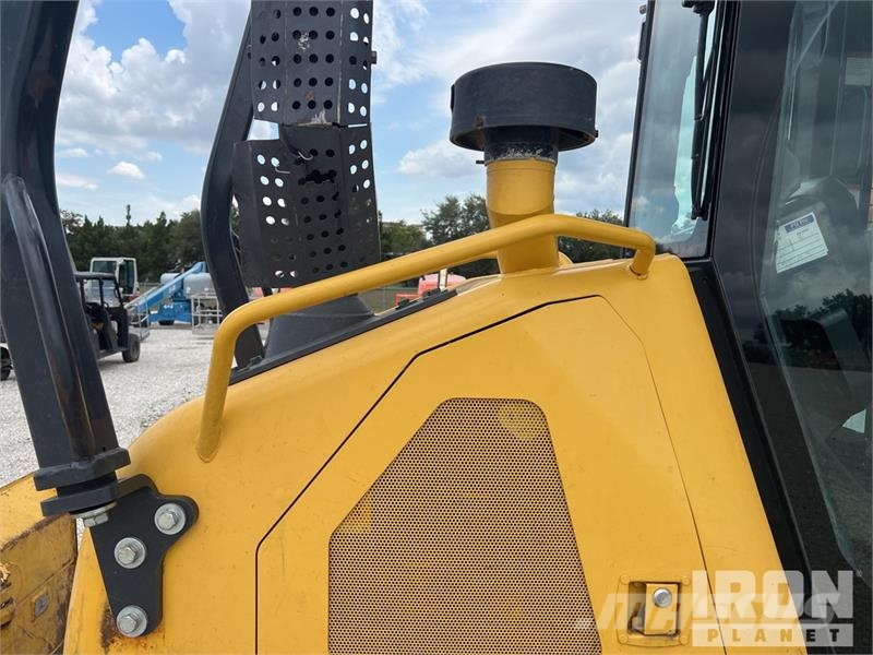 Komatsu D39PX-24 Crawler Dozer بلدوزرات مجنزرة