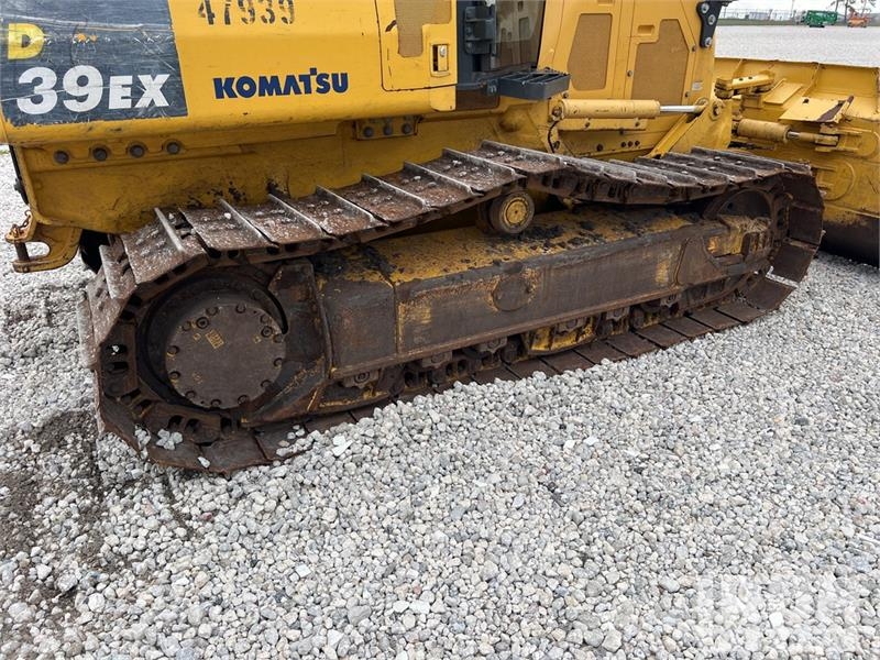 Komatsu D39PX-24 Crawler Dozer بلدوزرات مجنزرة