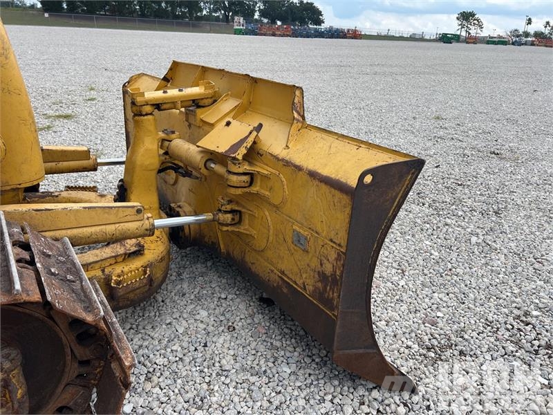 Komatsu D39PX-24 Crawler Dozer بلدوزرات مجنزرة