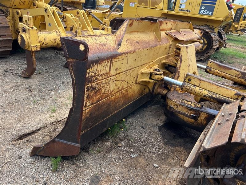 Komatsu D61PX-12 Pásové dozéry