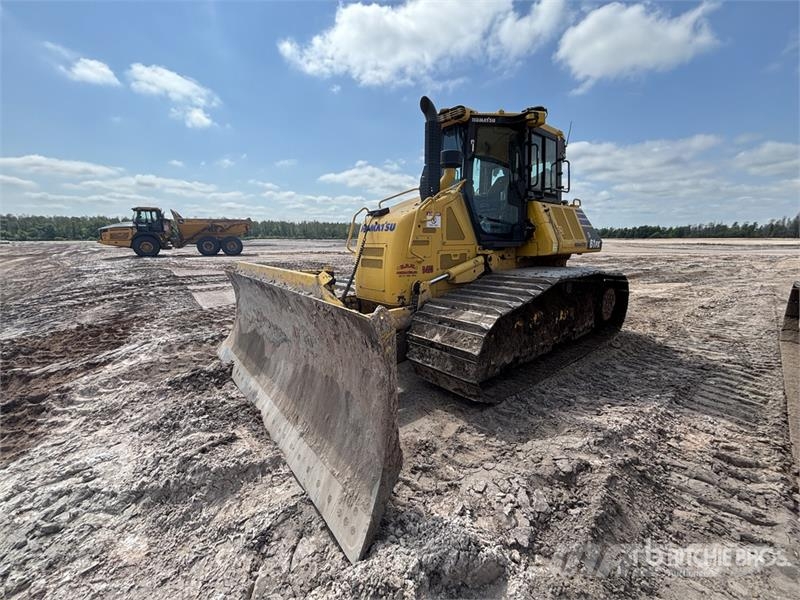 Komatsu D61PX-24 Crawler dozers