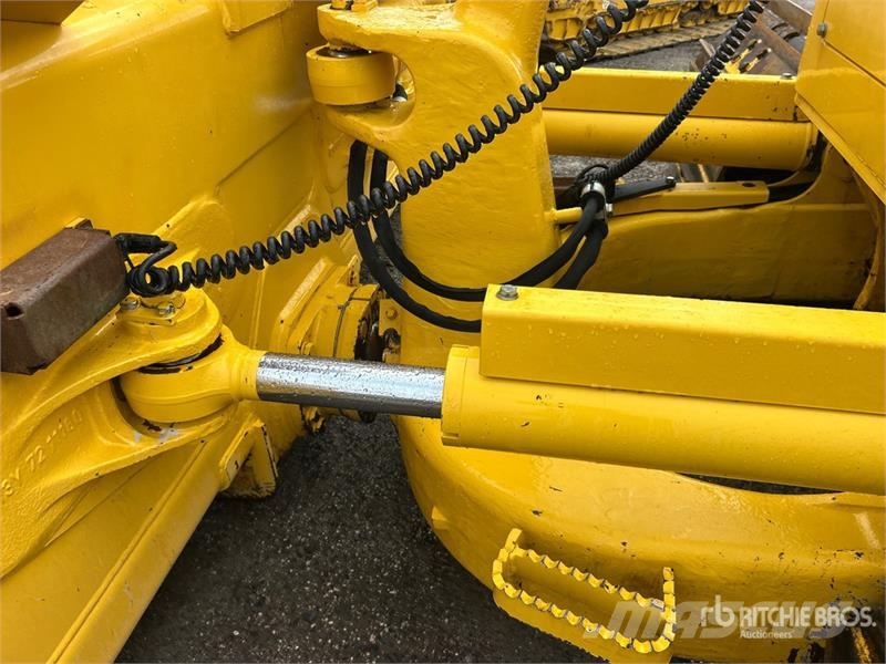 Komatsu D61PX-24 Crawler dozers