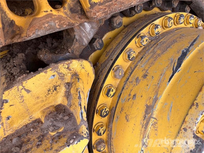Komatsu D61PX-24 Crawler dozers