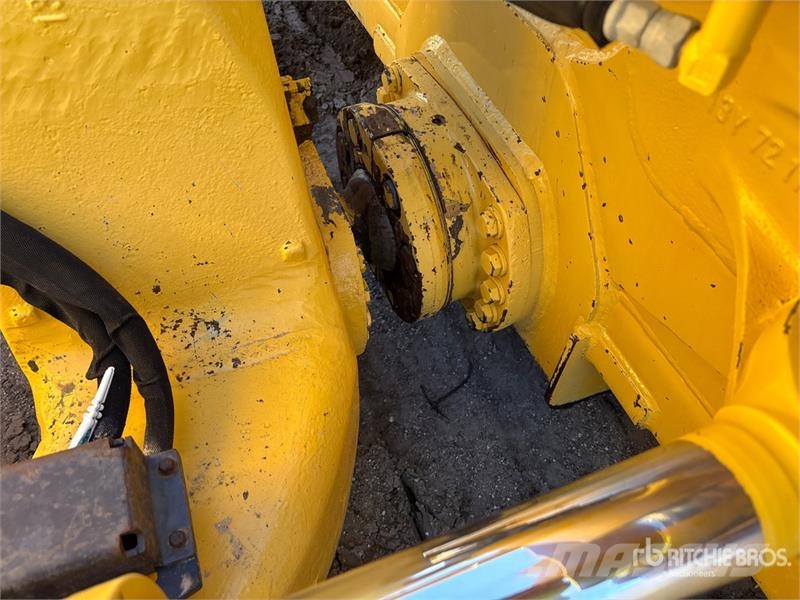Komatsu D61PX-24 Crawler dozers