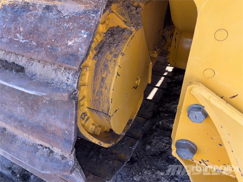 Komatsu D61PX-24 Crawler dozers