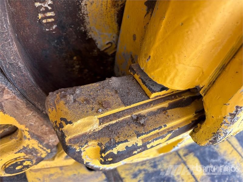 Komatsu D61PX-24 Crawler dozers
