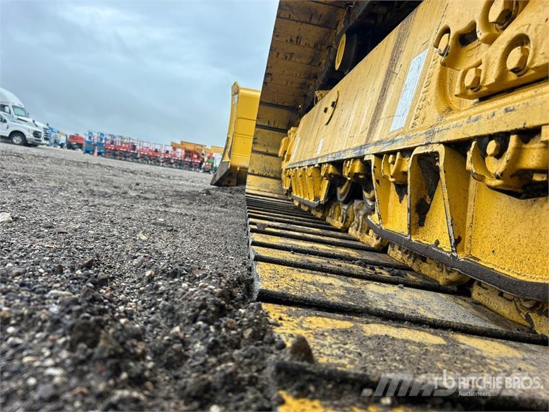 Komatsu D61PX-24 Crawler dozers