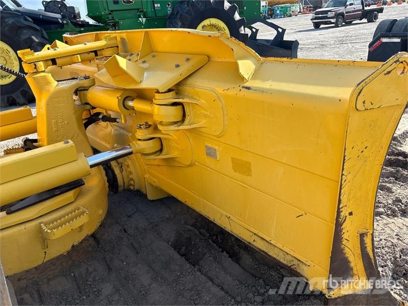 Komatsu D61PX-24 Crawler dozers