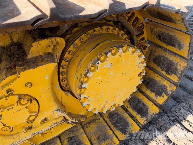 Komatsu D61PX-24 Crawler dozers