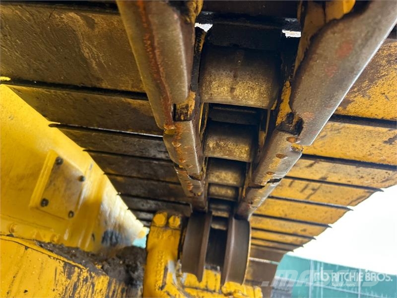 Komatsu D61PX-24 Crawler dozers