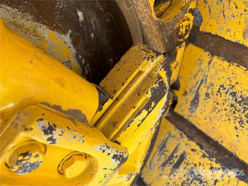 Komatsu D61PX-24 Crawler dozers