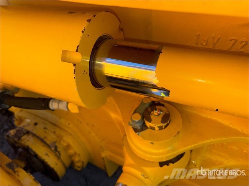 Komatsu D61PX-24 Crawler dozers