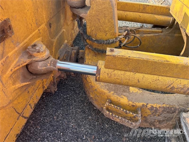 Komatsu D61PX-24 履帶推土機
