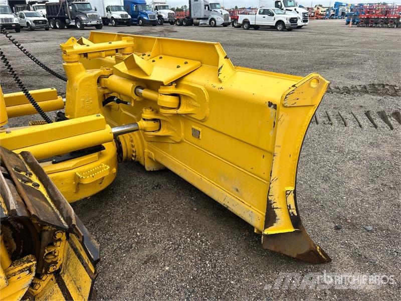 Komatsu D61PX-24 Crawler dozers