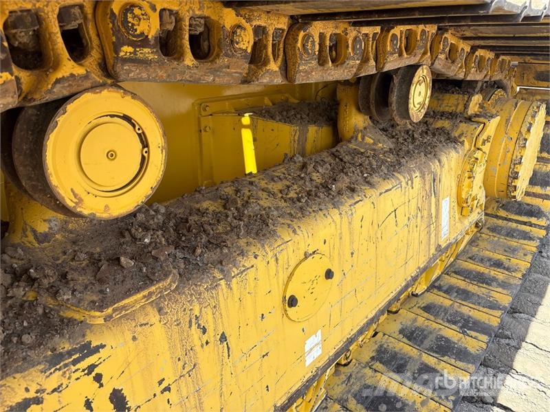 Komatsu D61PX-24 Crawler dozers
