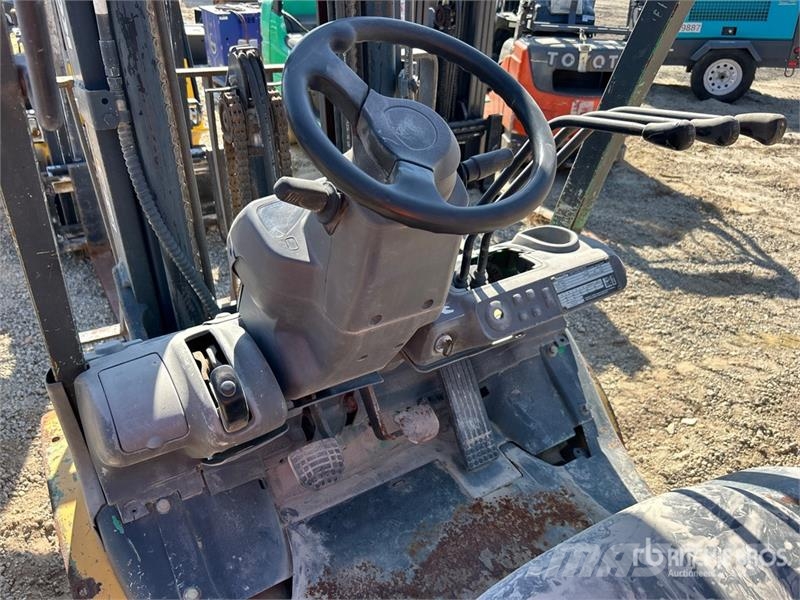 Komatsu FG25T-16 8750 lb Pneumatic Tire Forklift (Inoperab شاحنات ذات رافعات شوكية - أخرى