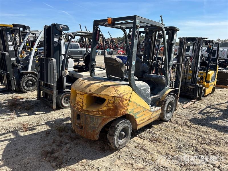 Komatsu FG25T-16 8750 lb Pneumatic Tire Forklift (Inoperab شاحنات ذات رافعات شوكية - أخرى