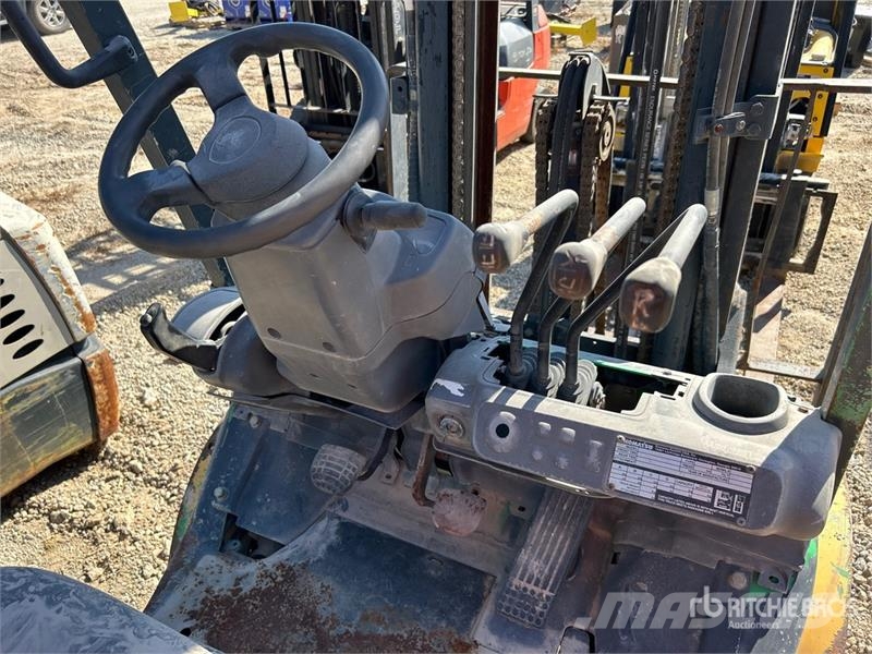Komatsu FG25T-16 8750 lb Pneumatic Tire Forklift (Inoperab شاحنات ذات رافعات شوكية - أخرى