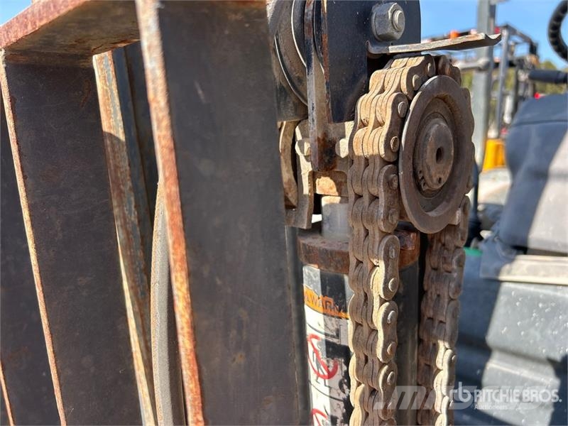 Komatsu FG25T-16 8750 lb Pneumatic Tire Forklift (Inoperab شاحنات ذات رافعات شوكية - أخرى