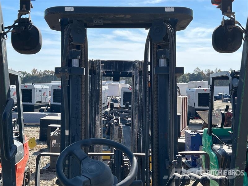 Komatsu FG25T-16 8750 lb Pneumatic Tire Forklift (Inoperab شاحنات ذات رافعات شوكية - أخرى