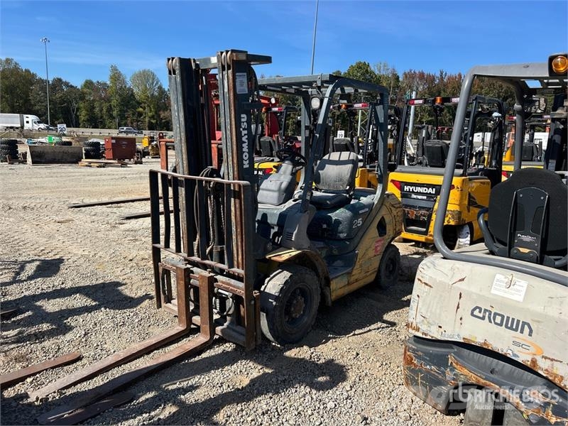 Komatsu FG25T-16 8750 lb Pneumatic Tire Forklift (Inoperab شاحنات ذات رافعات شوكية - أخرى