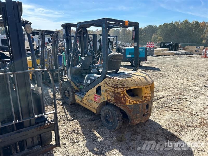 Komatsu FG25T-16 8750 lb Pneumatic Tire Forklift (Inoperab شاحنات ذات رافعات شوكية - أخرى
