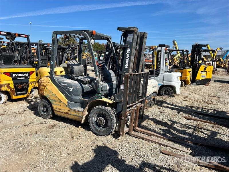 Komatsu FG25T-16 8750 lb Pneumatic Tire Forklift (Inoperab شاحنات ذات رافعات شوكية - أخرى