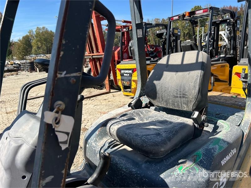 Komatsu FG25T-16 8750 lb Pneumatic Tire Forklift (Inoperab شاحنات ذات رافعات شوكية - أخرى