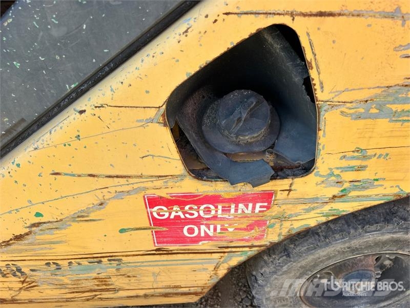 Komatsu FG25T-16 8750 lb Pneumatic Tire Forklift (Inoperab شاحنات ذات رافعات شوكية - أخرى