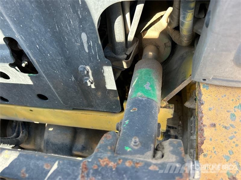 Komatsu FG25T-16 8750 lb Pneumatic Tire Forklift (Inoperab شاحنات ذات رافعات شوكية - أخرى