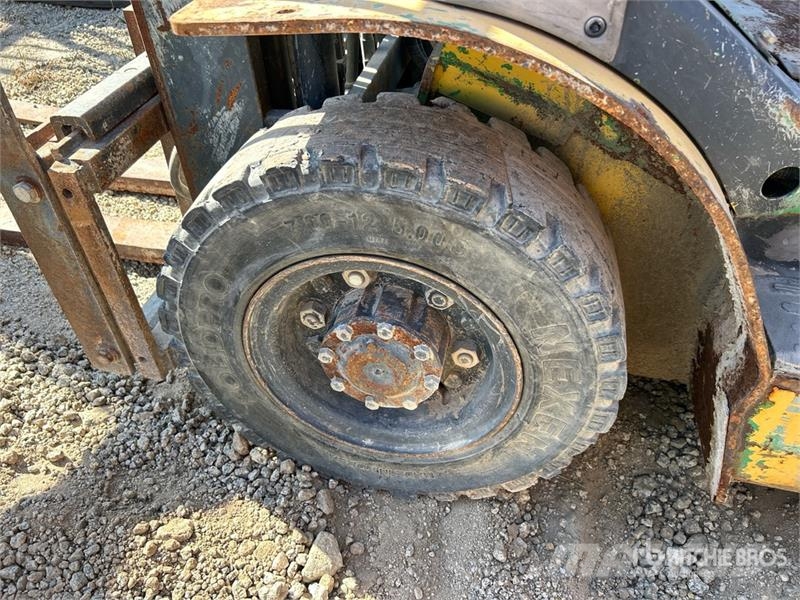 Komatsu FG25T-16 8750 lb Pneumatic Tire Forklift (Inoperab شاحنات ذات رافعات شوكية - أخرى