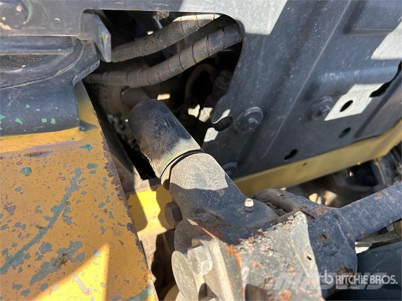 Komatsu FG25T-16 8750 lb Pneumatic Tire Forklift (Inoperab شاحنات ذات رافعات شوكية - أخرى