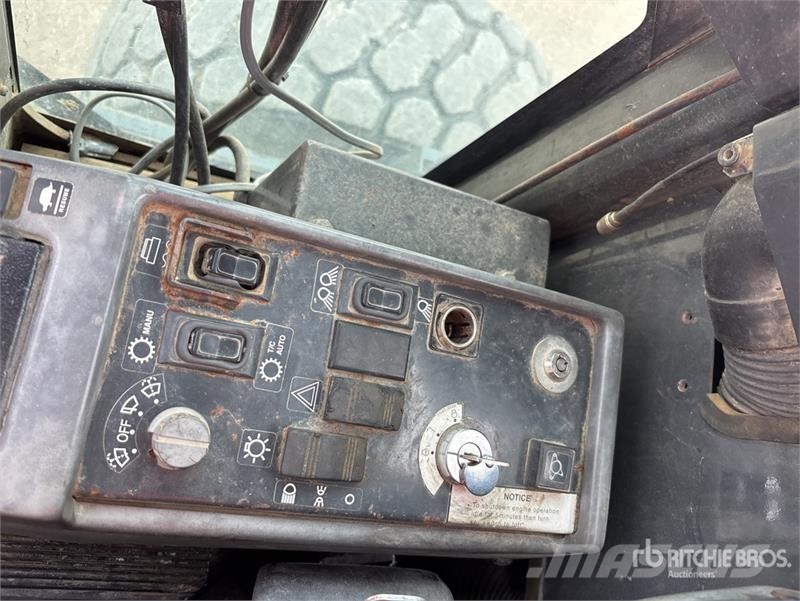 Komatsu GD655-3E0 モーターグレーダー