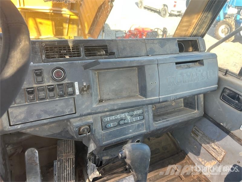 Komatsu HM400-1 Liigendraamiga pinnaseveokid