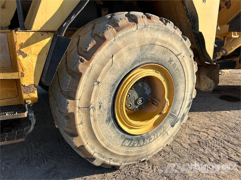 Komatsu HM400-1 Liigendraamiga pinnaseveokid